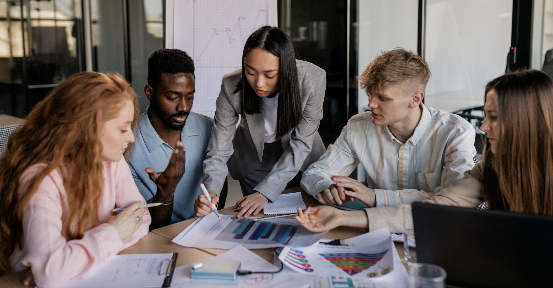img of employees working together